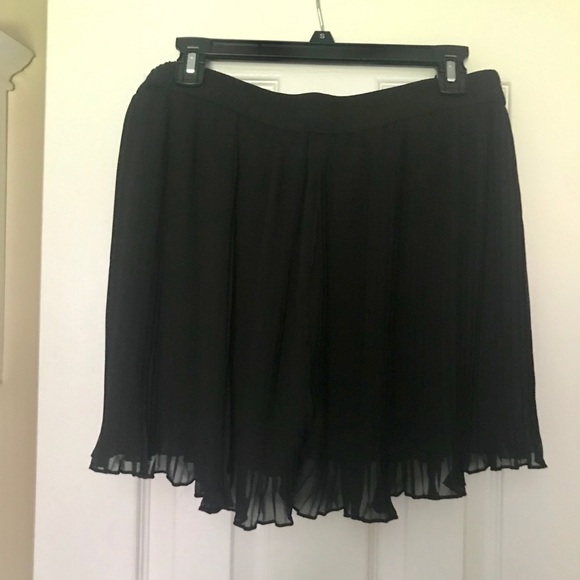 Black Pleated Dress Shorts M - Picture 4 of 6